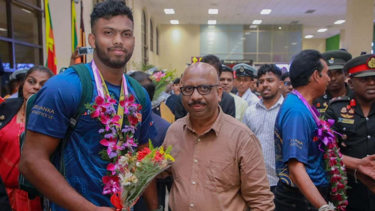 நாடு திரும்பிய இலங்கை அணிக்கு அமோக வரவேற்பு!