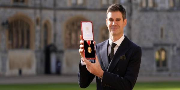 வேகப்பந்து வீச்சாளர் ஜேம்ஸ் ஆண்டர்சனுக்கு ‘நைட்’  பட்டம் வழங்கி கெளரவிப்பு!