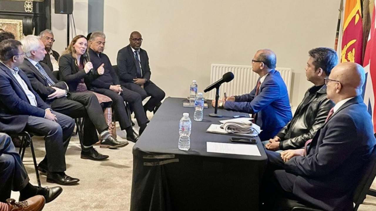 இங்கிலாந்தில் உள்ள இலங்கை விசேட மருத்துவர்கள் நாடு திரும்ப வேண்டும் – சுகாதார அமைச்சர் வலியுறுத்தல்