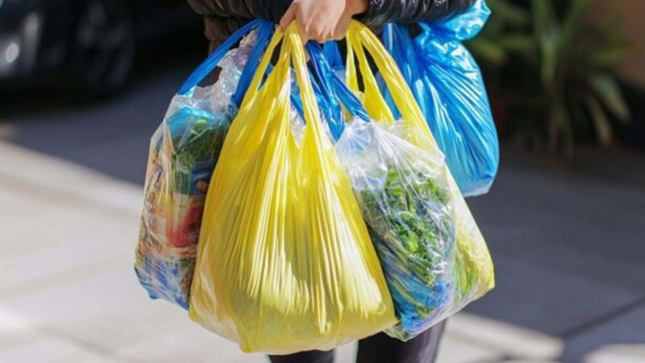 நாளை முதல் இலவச பொலித்தீன் பைகளுக்கு தடை!