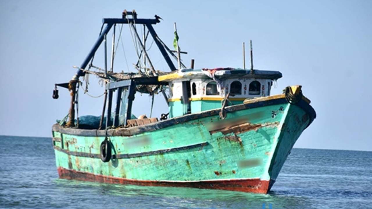 13 நாட்கள் கடலில் தவித்த 4 மீனவர்கள் ஹம்பாந்தோட்டைக்கு அழைத்து வரப்பட்டனர்!