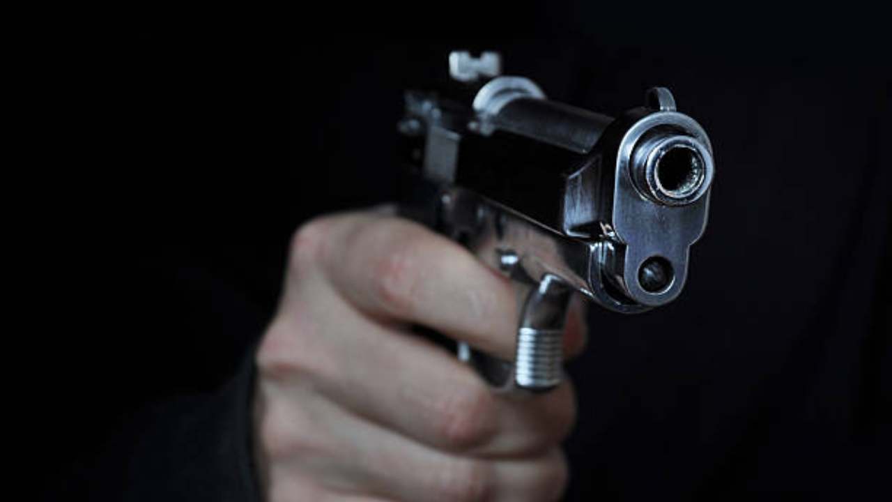 துப்பாக்கிச் சூட்டில் இருவர் காயம்!