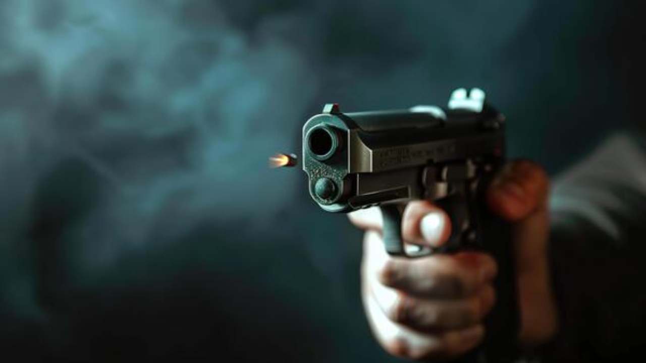 உத்தரவை மீறிய வேன் மீது பொலிஸார் துப்பாக்கி சூடு!