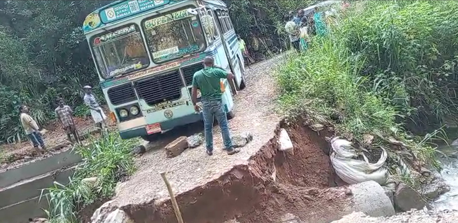 இடிந்து  விழுந்த அம்பன்கங்கா கோரலே,கோப்பி தோட்டம் , இஞ்சி தோட்ட பாலங்கள்!