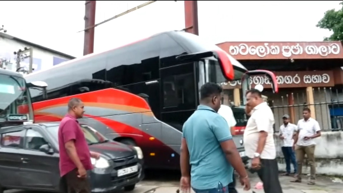 பெக்கோ சமனிடம் இலஞ்சம் பெற்ற ஊவா போக்குவரத்து அதிகாரி!