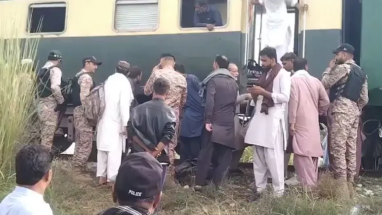 பாகிஸ்தானில் புகையிரதம் மீது வெடிகுண்டு தாக்குதல்- பலர் உயிரிழப்பு!