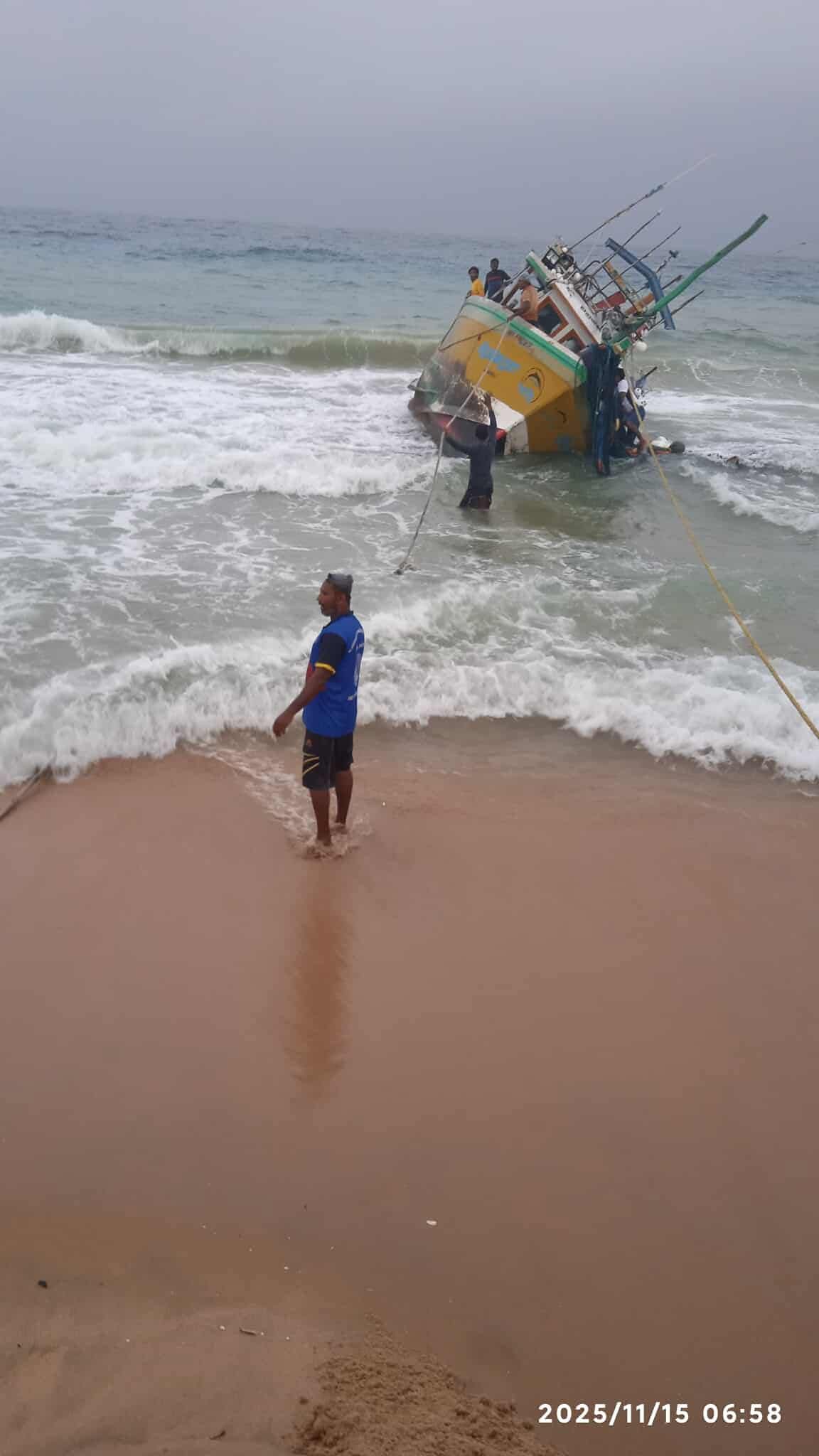 மட்டக்களப்பில் விபத்துக்குள்ளான படகு – மீனவர்கள் பாதுகாப்பாக மீட்பு!