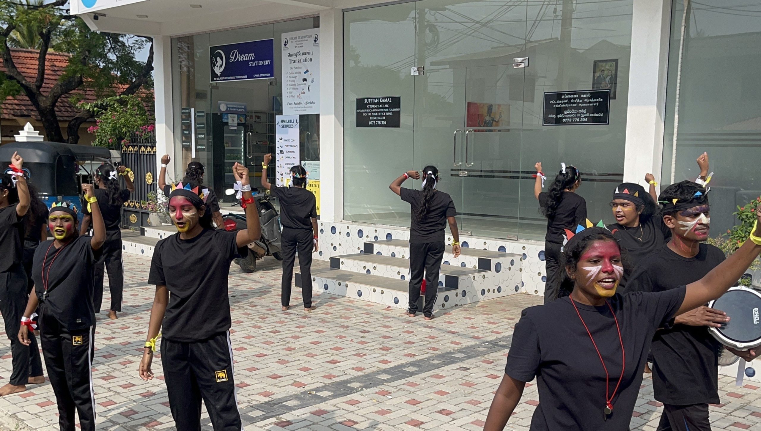 திருகோணமலை வளாகத்தில்  சமத்துவமும் உரிமைகளும் நிறைந்த எதிர்காலத்தை நோக்கி என்ற தொணிப்பொருளில் வீதி நாடகம்!