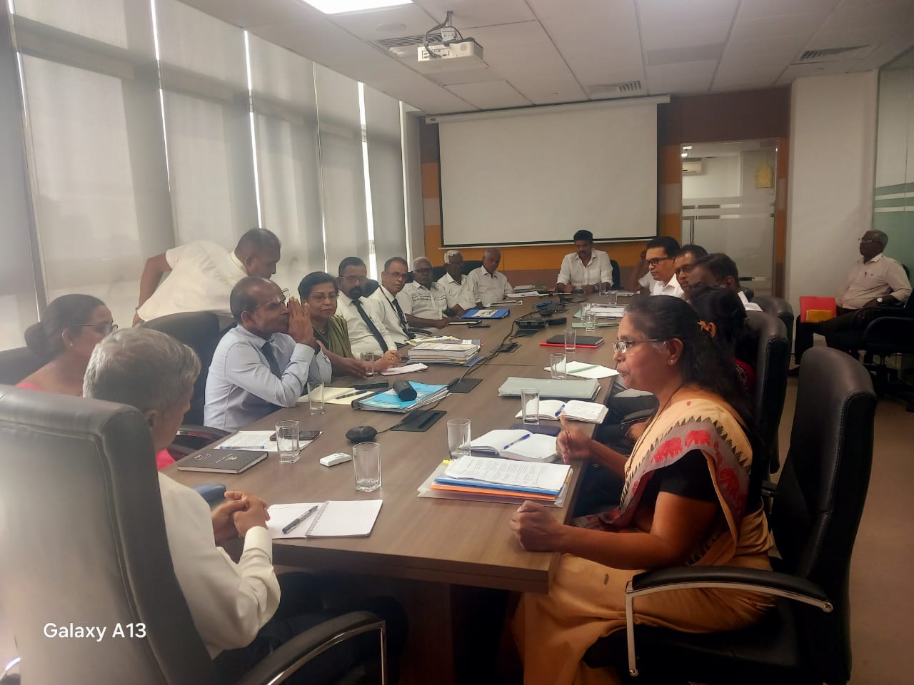 தொழிற்சங்கங்களுக்கும் தொழில் அமைச்சின் செயலாளருக்கும்,  இடையில் விசேட கலந்துரையாடல்!