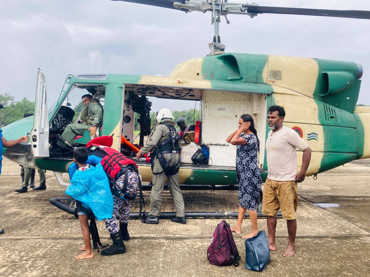 குஞ்சுக்குளம் தேக்கம் பகுதியில் சிக்கித் தவித்த ஒரே குடும்பத்தை சேர்ந்த மூவ ரை மீட்ட விமானப்படை-சீரற்ற வானிலை காரணமாக ஏனையவர்களை மீட்கும் பணி தாமதம்.