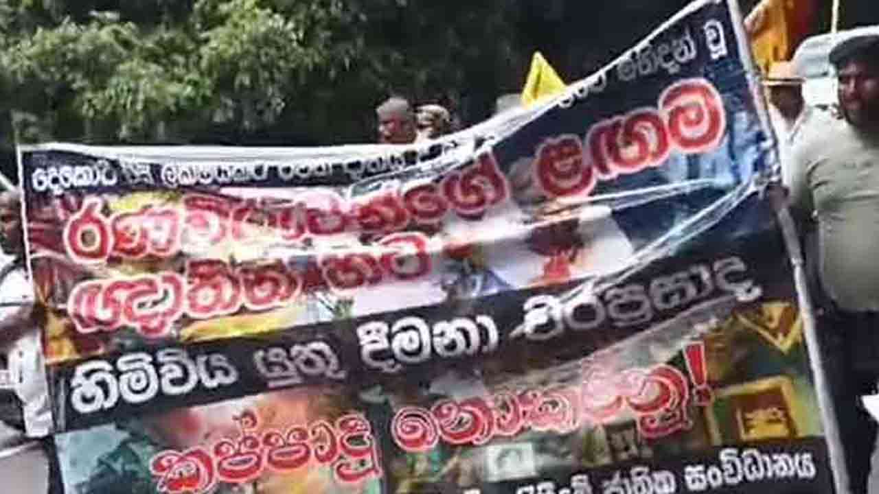 நாடாளுமன்ற வளாகத்தில்  போராட்டத்தில் ஈடுபட்ட ஓய்வு பெற்ற இராணுவ வீரர்கள்!