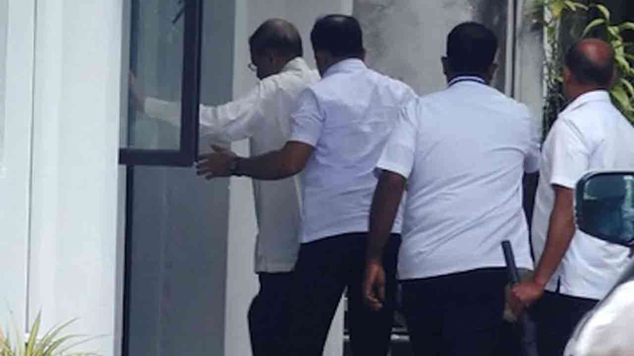 மைத்திரிபால சிறிசேன இலஞ்ச  ஒழிப்பு ஆணைக்குழுவில்  முன்னிலை!