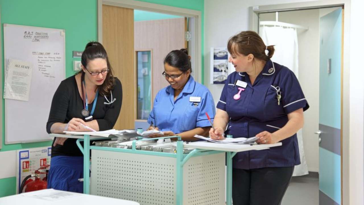 குடியேற்றத் திட்டங்ளால் இங்கிலாந்தை விட்டு வெளியேறவுள்ள சுமார்  50,000 தாதியர்கள்!