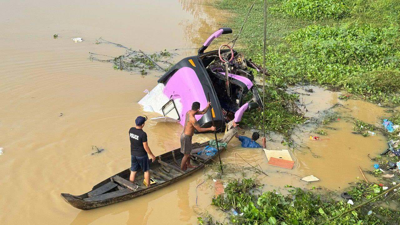 கம்போடியாவில் பயணிகள் பேருந்து பாலத்தில் இருந்து வீழ்ந்து விபத்து; 16 பேர் உயிரிழப்பு!