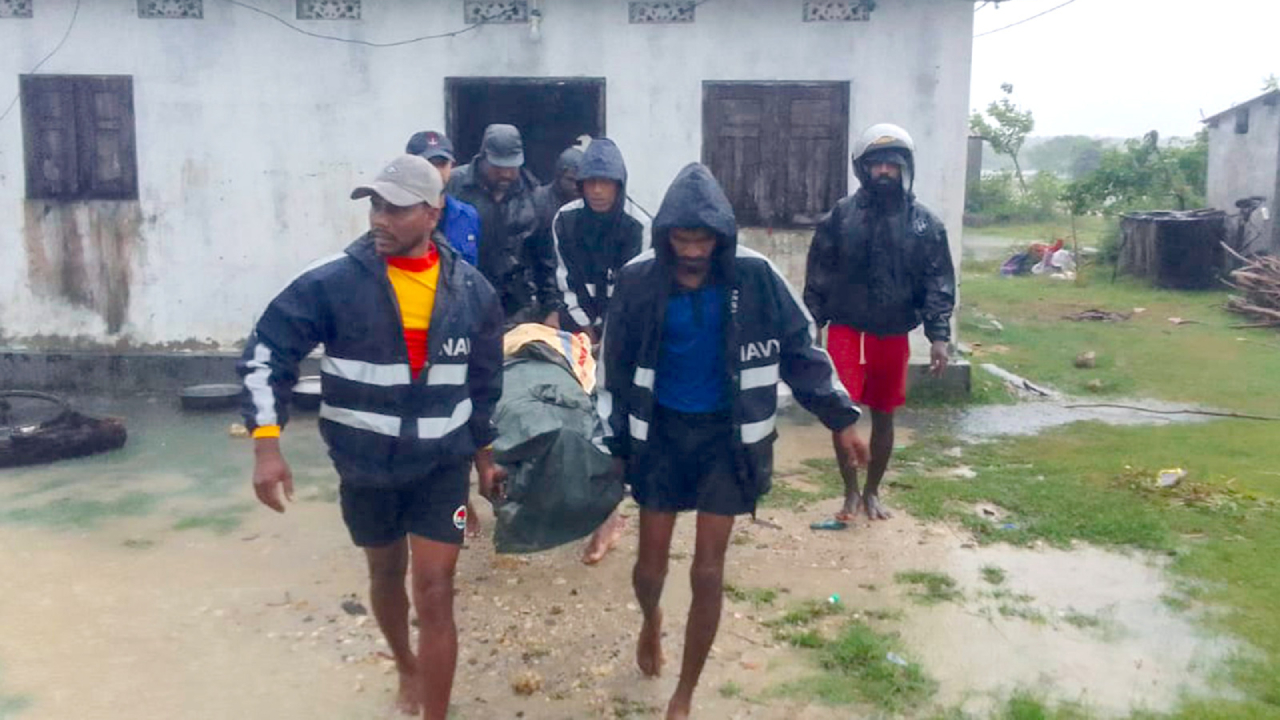 மாரடைப்பால் பாதிக்கப்பட்ட பெண்ணை சிகிச்சைக்காக புங்குடுதீவுக்கு கொண்டு செல்ல கடற்படை உதவி!