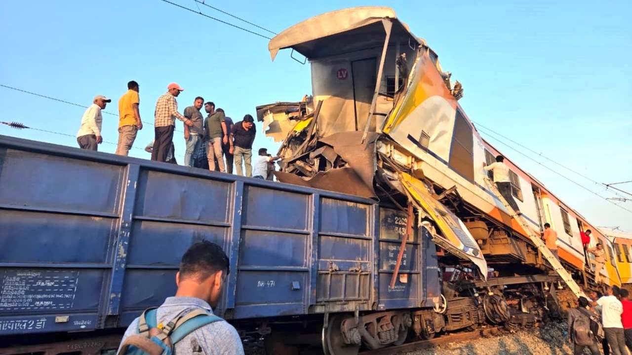 சத்தீஸ்கரில் இரு ரயில்கள் ஒன்றுடன் ஒன்று மோதி விபத்து; 11 பேர் உயிரிழப்பு, பலர் காயம்!