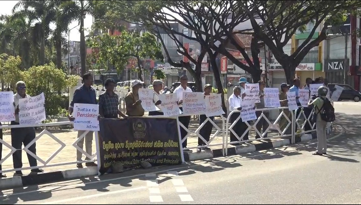 ஓய்வூதியம் பெறும் ஆசிரியர்கள்  மட்டக்களப்பில் போராட்டம்!