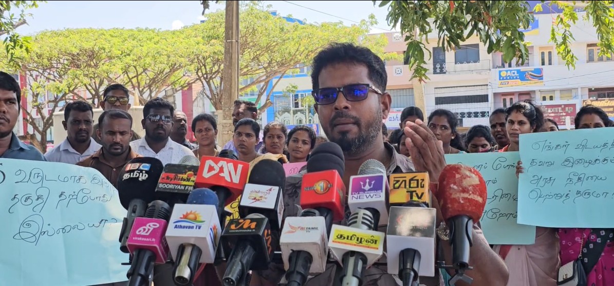 ஆசிரியராகும் பணியை உறுதிப்படுத்தி தருமாறு அபிவிருத்தி உத்தியோகத்தர்கள் – மட்டக்களப்பில் ஆர்ப்பாட்டம்!