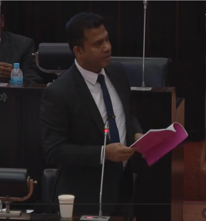 நாமல் ராஜபக்சவின் சட்டமாணி பட்டம் போலியானது – சபையில் அம்பலப்படுத்திய நளிந்த ஜயதிஸ்ஸ!