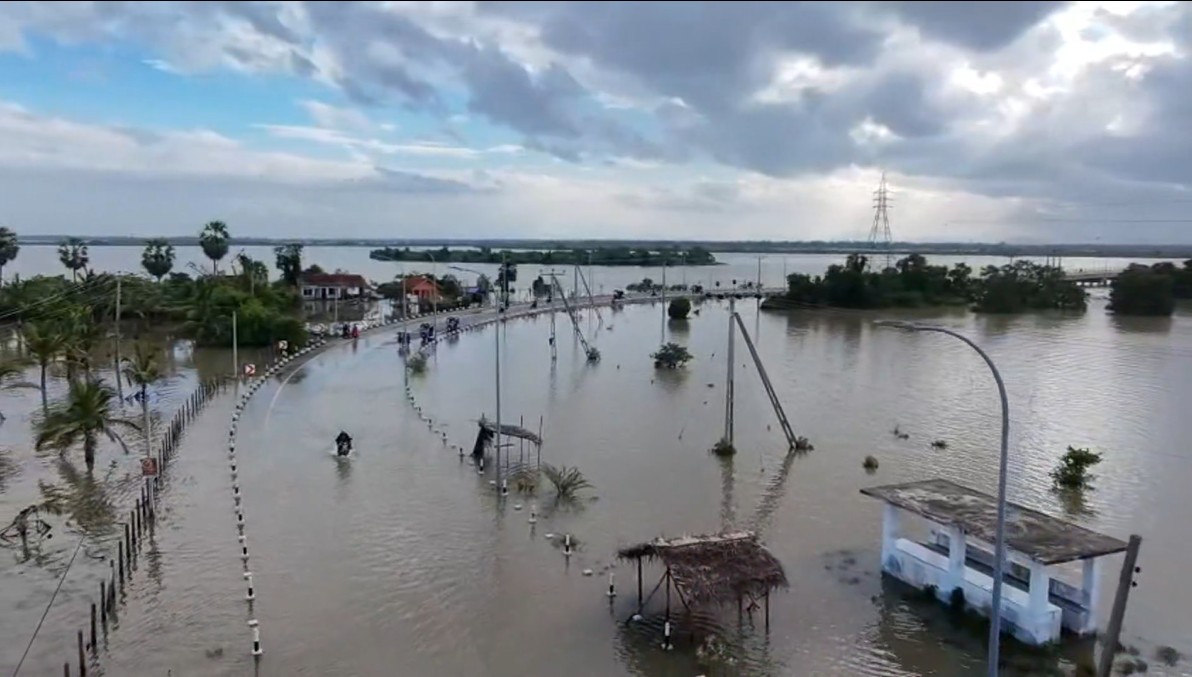 உன்னிச்சை குளத்தில் 03 வான்கதவுகளும் திறக்கப்பட்டது !