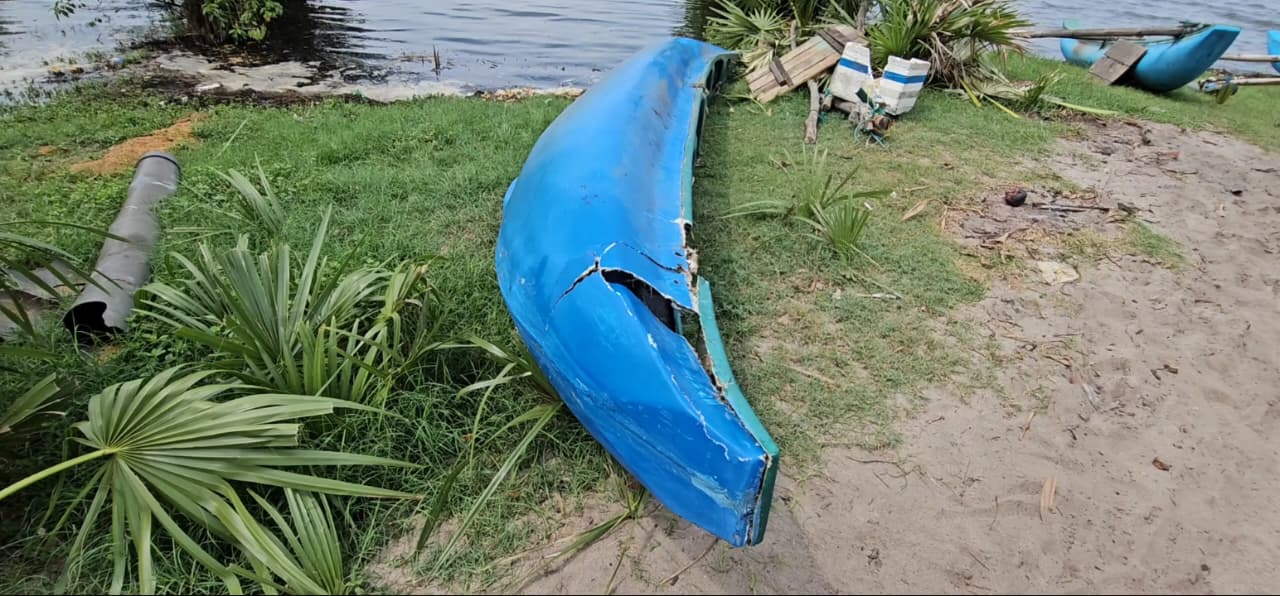 காட்டு யானைகளின் தாக்குதலால் நான்கு மீனவ தோணிகளுக்கு சேதம்!