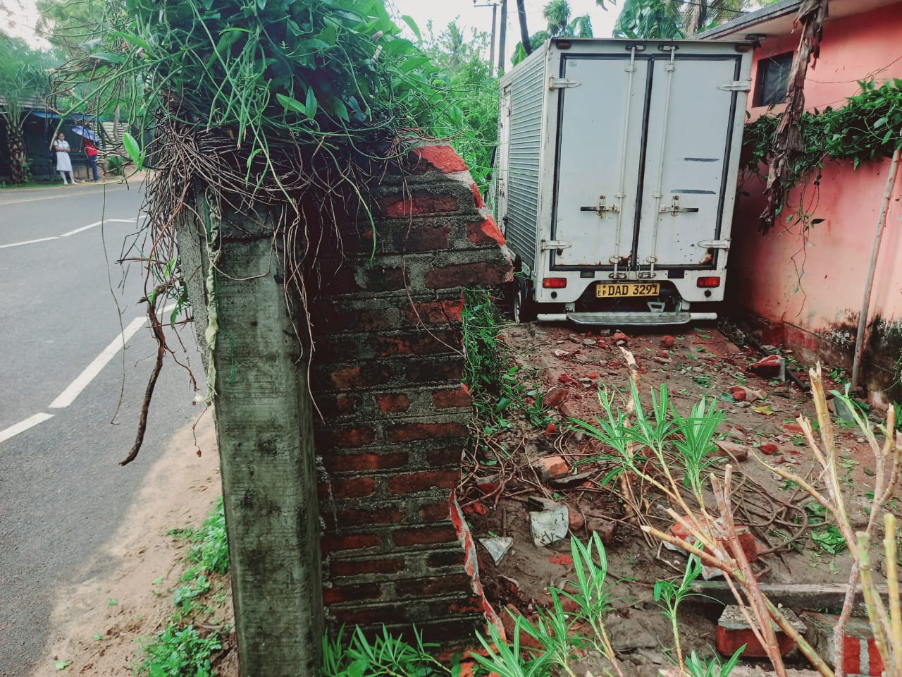 மட்டக்களப்பில் வீட்டின் மதிலை உடைத்துக்கொண்டு சென்று லொறி ஒன்று விபத்து!