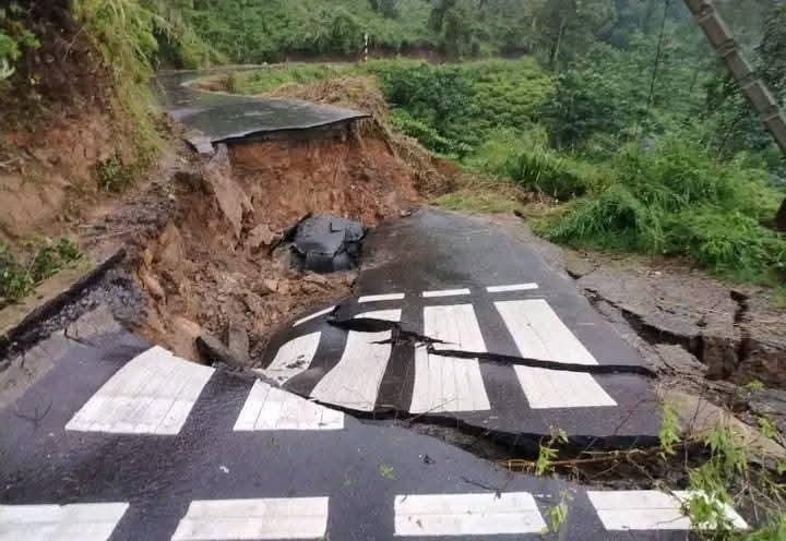 நாவலப்பிட்டி, தொலஸ்பாக வீதியில் பாரிய மண்சரிவு- 10 மாயம்!