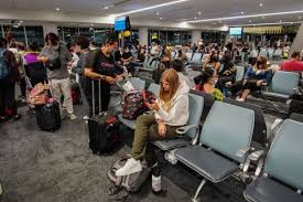 அமெரிக்காவில் தீவிரமாரடையும் நிர்வாக முடக்கம் – 1400 விமானசேவைகள் ரத்து!