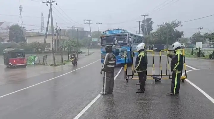 மன்னார் – யாழ் செல்லும் வீதி முற்றாக வெள்ளத்தில் மூழ்கியது!