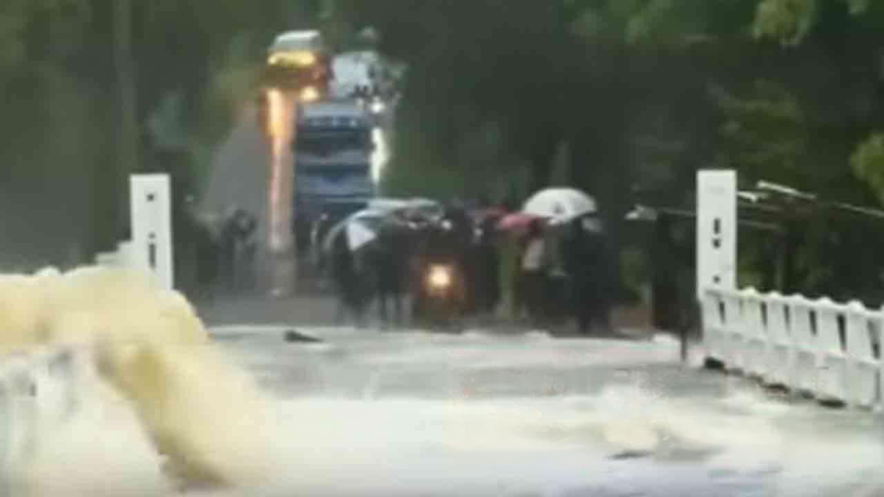 கலாவெவ பாலத்தின் மேல் சுமார் 60 பயணிகளுடன் சிக்கிய பேருந்து- மீட்பு பணிகள் தீவிரம்!