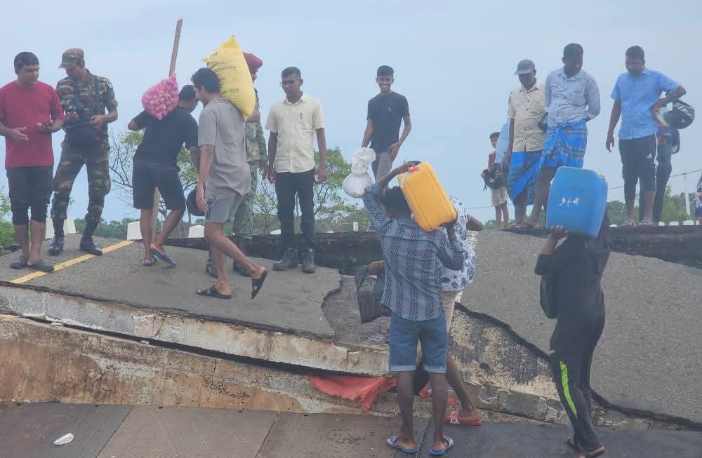 ,மணலாறுக்கு செல்லும் நாயாறு பாலத்தின் போக்குவரத்து படகு மூலம் இலவசமாக இடம்பெறுகின்றது!