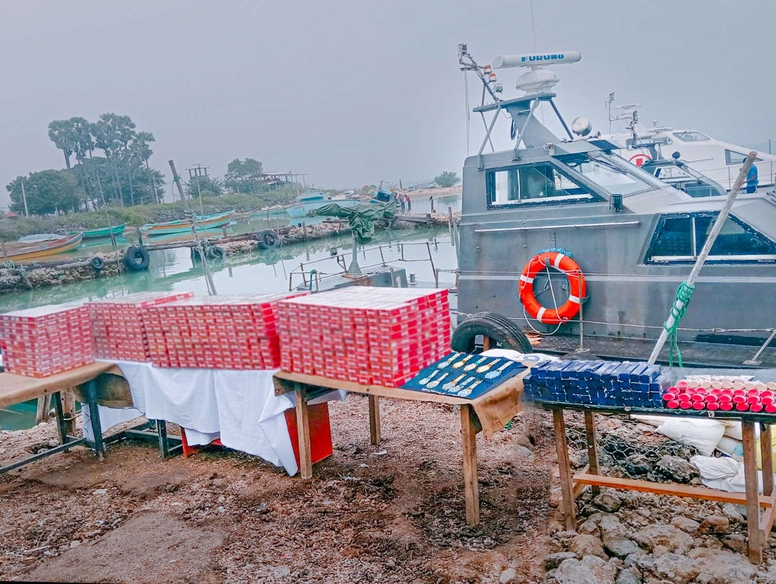நெடுந்தீவு தெற்கு கடற்பகுதியில்  மிதந்துவந்த  ஒருதொகை வெளிநாட்டு சிகரெட்டுகள் உட்பட பல பொருட்கள்!