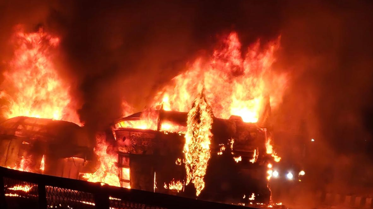 கர்நாடகாவில் லொறி – பேருந்து மோதி தீப்பிடித்து விபத்து; 10க்கும் மேற்பட்டோர் உயிரிழப்பு!