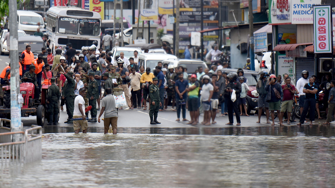 டித்வா சூறாவளியால் இலங்கை தொழில் சந்தையில் 374,000 பேர் பாதிப்பு – சர்வதேச ஆய்வில் தகவல்!
