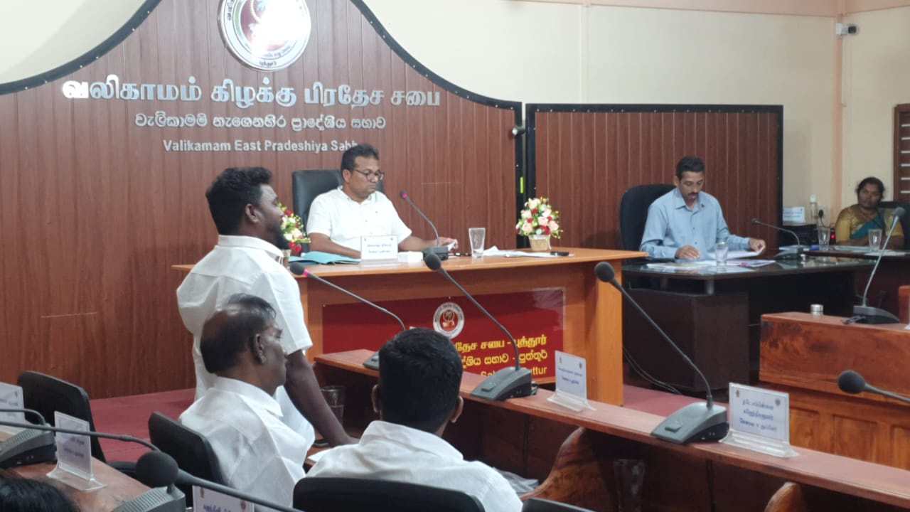 கோப்பாய் பாதீடு வெற்றி – கேக் வெட்டி கொண்டாடிய உறுப்பினர்கள்