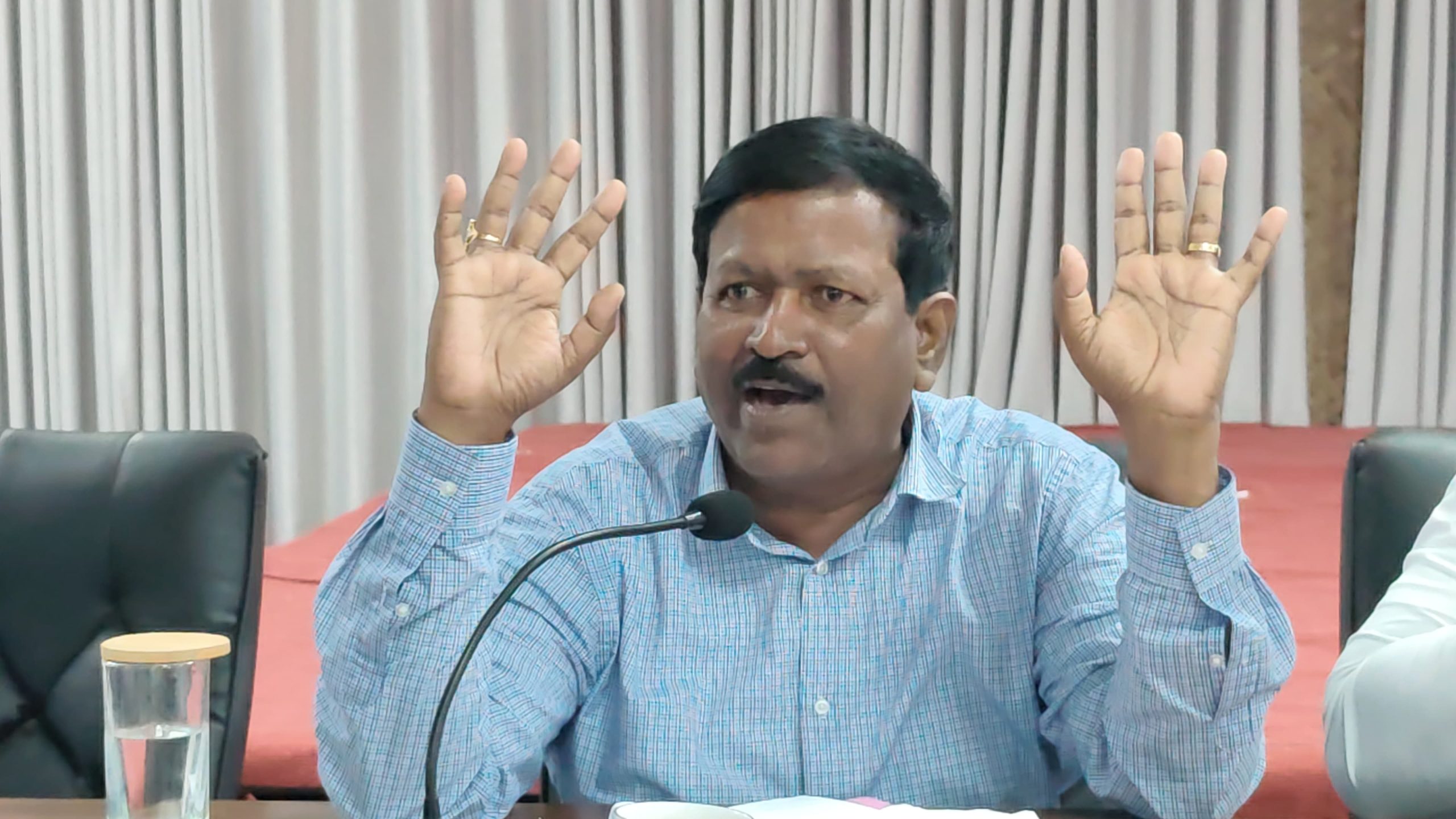 கட்டாக்காலிகளால் பாரிய பாதிப்பை எதிர்கொள்ளும் துணுக்காய் மற்றும் மாந்தை கிழக்கு பிரதேசங்கள்; விரைந்து கட்டுப்படுத்துமாறு பிரதேசசபைகளை வலியுறுத்திய – ரவிகரன் எம்.பி