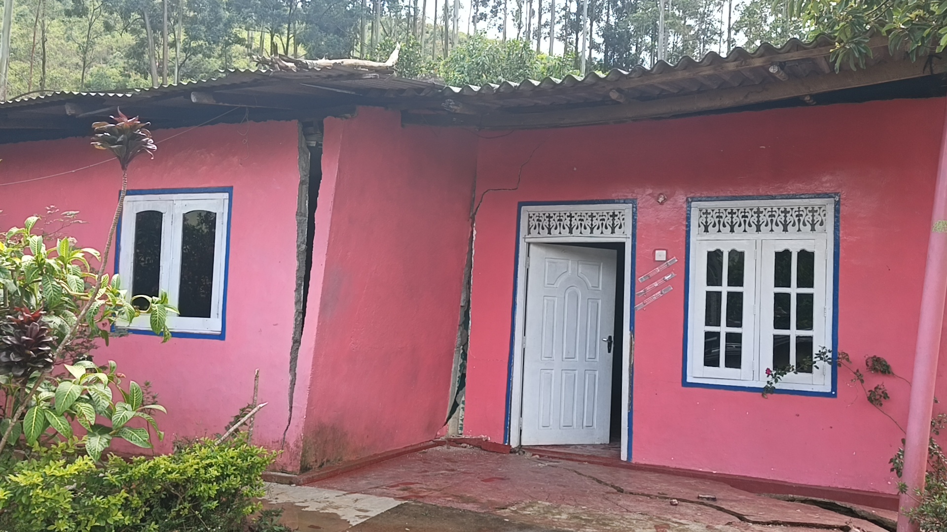 சீரற்ற வானிலை காரணமாக, மஸ்கெலியா – சாமிமலை பகுதியில் மண்சரிவு அபாயம் – பாடசாலைகளில் தங்கவைக்கப்பட்டுள்ள பிரதேச மக்கள்!