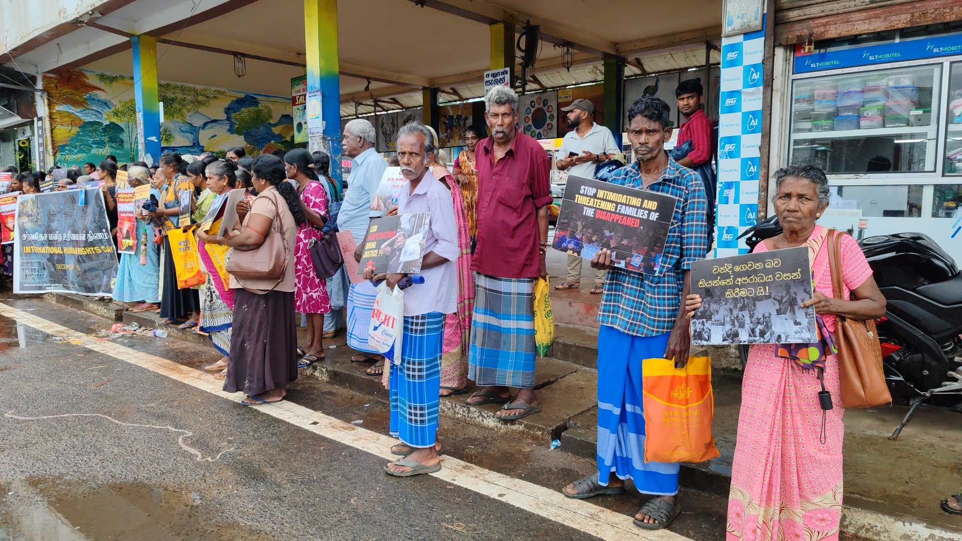 சர்வதேச மனித உரிமைகள் தினத்தை முன்னிட்டு வலிந்து காணாமல் ஆக்கப்பட்டோரின் உறவினர்களால் வவுனியாவில் போராட்டம்!