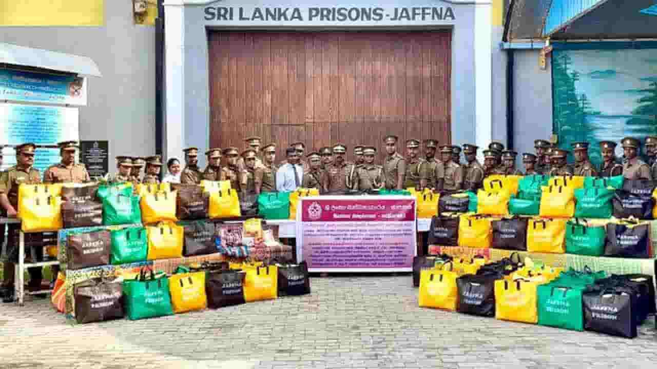 அனர்த்தத்தில் பாதிக்கப்பட்ட மக்களுக்கு யாழ் சிறைச்சாலையில் இருந்து நிவாரணப்பொருட்கள் வழங்கிவைப்பு!
