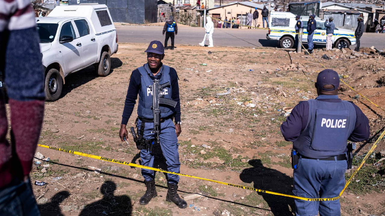 தென்னாப்பிரிக்காவில் நடந்த துப்பாக்கிச் சூட்டில் ஒன்பது பேர் உயிரிழப்பு!