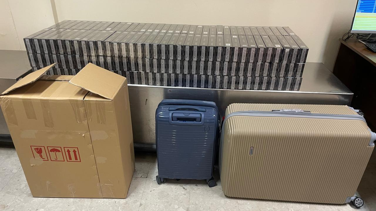 சட்டவிரோத சிகரெட்டுகளுடன் விமான நிலையத்தில் ஒருவர் கைது!