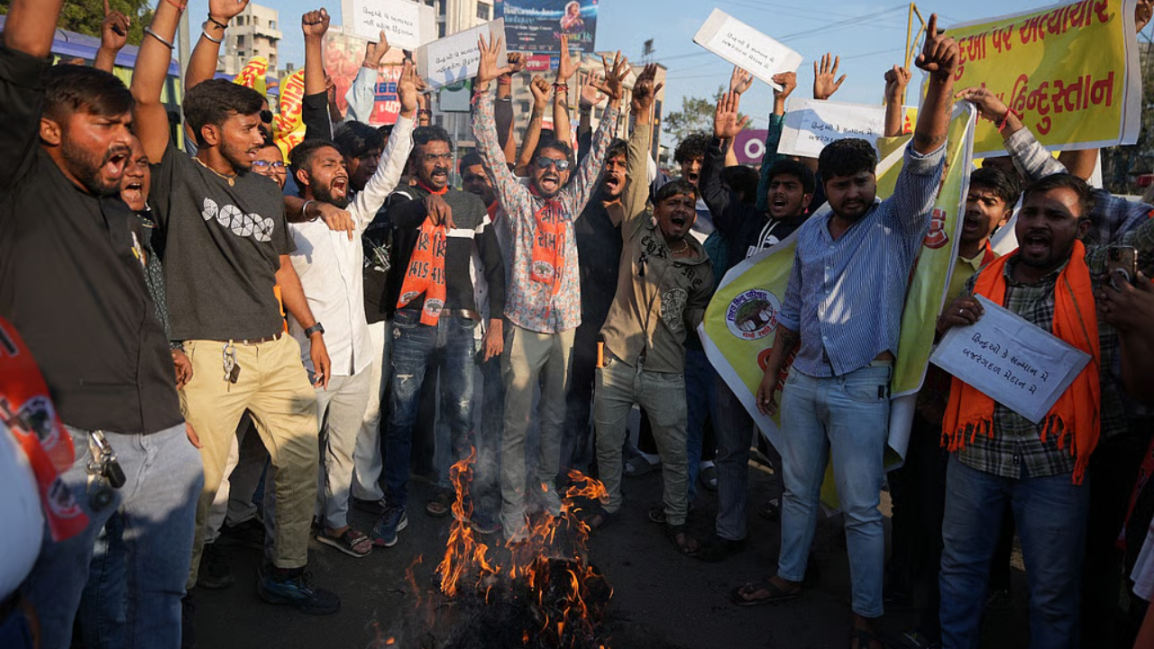 பங்களாதேஷ் பதட்டங்களால் டாக்காவில் உள்ள இந்திய உயர் ஸ்தானிகர் திருப்பி அழைப்பு!