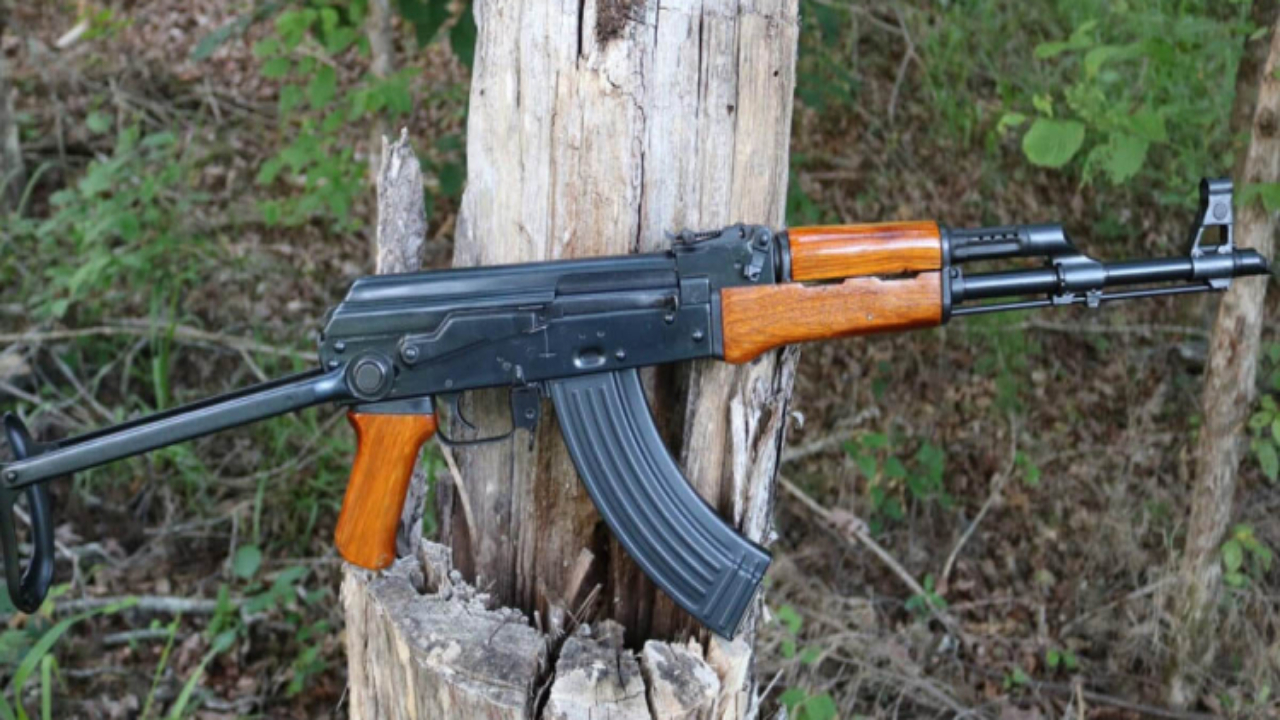 காரொன்றிலிருந்து 2 மெகசின்களுடன் துப்பாக்கி மீட்பு!