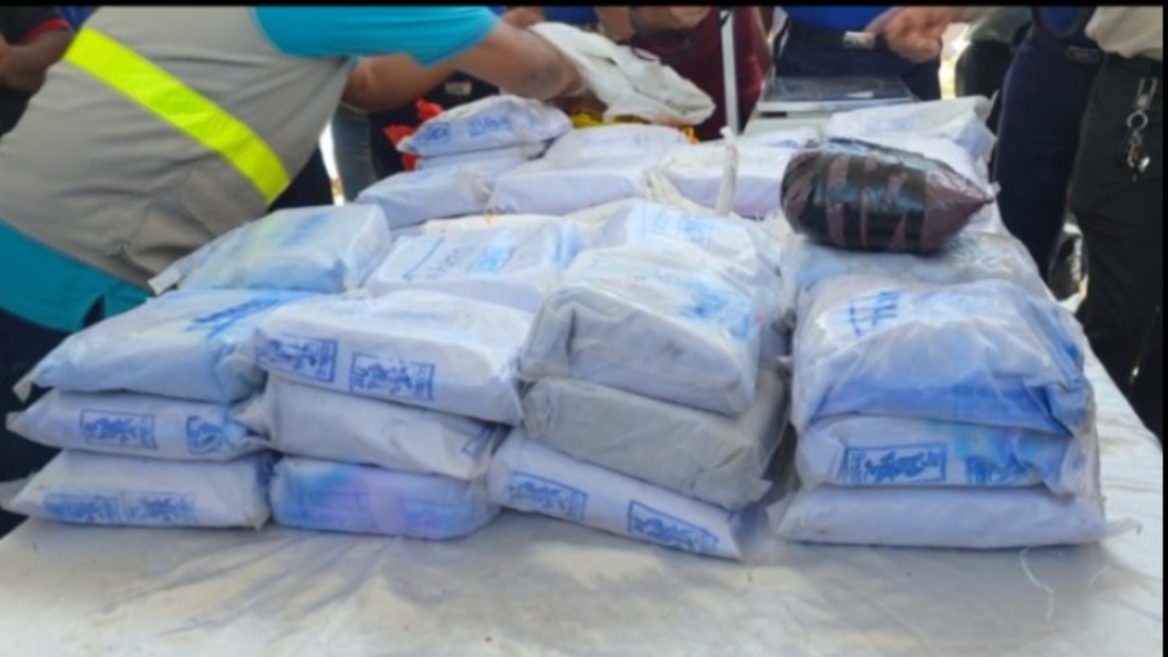 பறிமுதல் செய்யப்பட்ட படகில் 2 பில்லியன் பெறுமதியான ஐஸ், ஹெரோயின் மீட்பு!