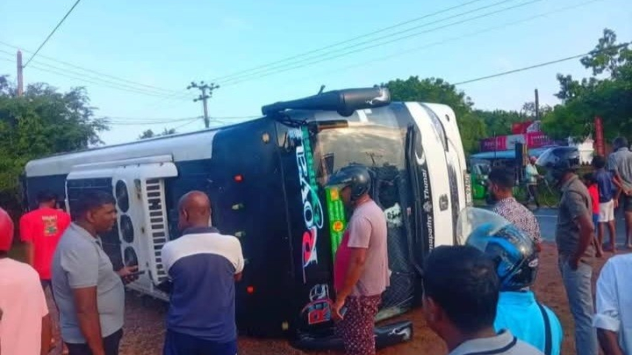 சேருநுவரவில் பேருந்து கவிழ்ந்து விபத்து; 14 பேர் காயம்!