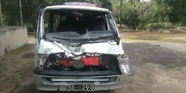 ஹபரணயில் வேனில் மோதி காட்டு யானை உயிரிழப்பு!