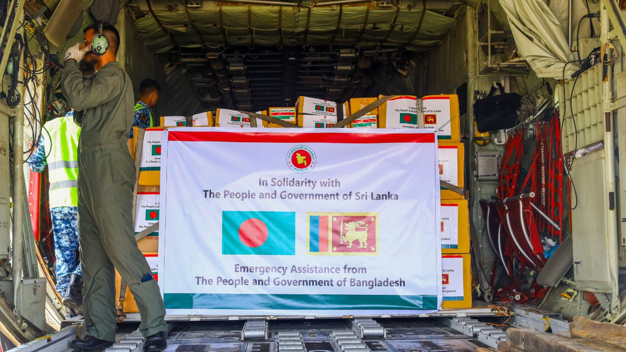 ஒரு தொகை உதவிப் பொருட்களுடன் கொழும்பை வந்தடைந்த பங்களாதேஷ் விமானம்!