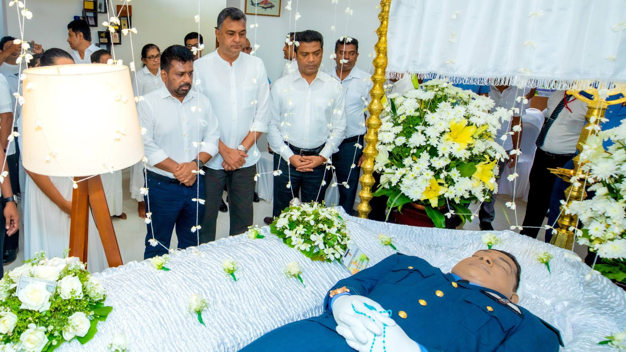 குரூப் கேப்டன் நிர்மல் சியம்பலாபிட்டியவின் உடலுக்கு இறுதி அஞ்சலி செலுத்தினார் ஜனாதிபதி!