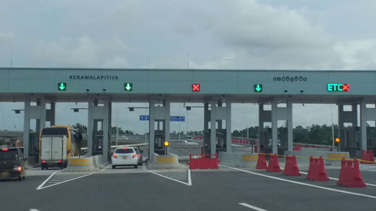 அதிவேக நெடுஞ்சாலைகளில் சுங்க வரி வசூல் மீண்டும் தொடக்கம்!