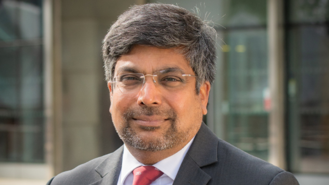 இலங்கையில் பிறந்த தமிழ் கல்வியாளருக்கு இங்கிலாந்தில் கெளரவ பட்டம்!